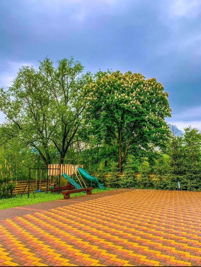 Вишиванка Dilyatyn Exteriér fotografie